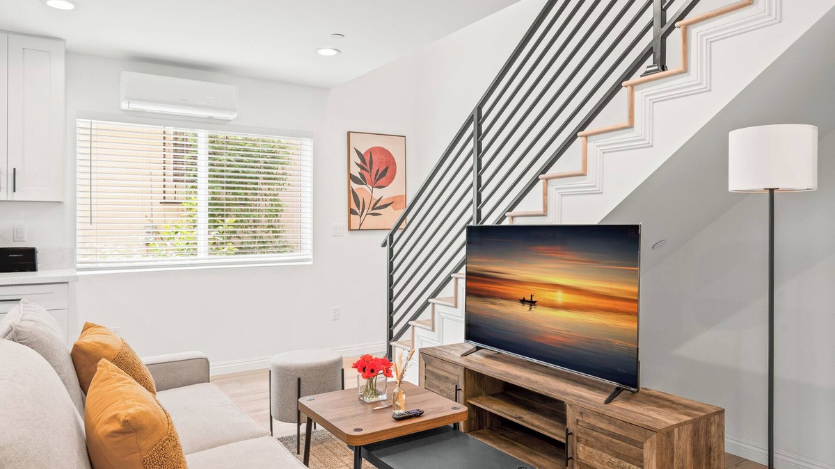 Alhambra House | Lovely 2 floor, 3-bedroom house in Alhambra with AC