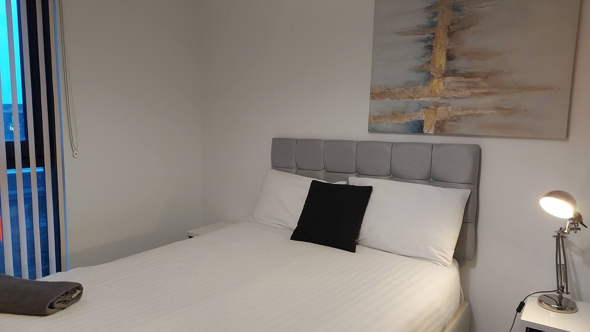 Sheffield Apartment | Lovely 2 bedroom serviced apartment in Sheffield -panoramic view, FREE WiFi