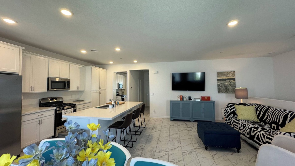 Henderson House | Lovely 2B2B Townhouse in SuperB Location in Henderson