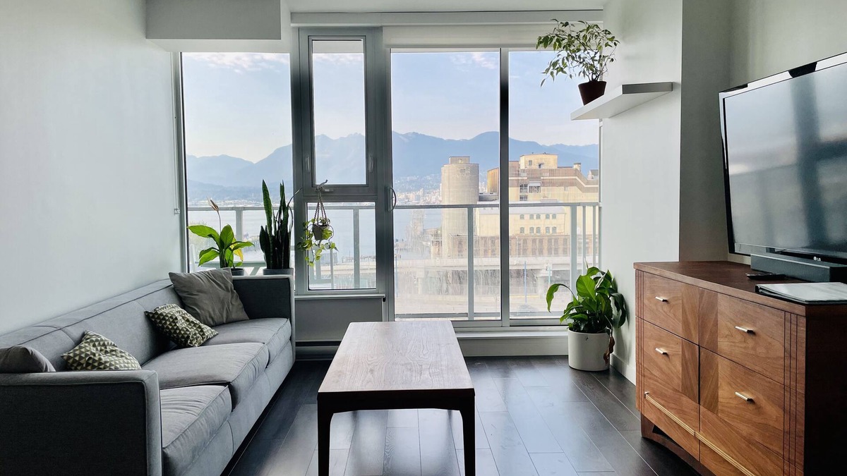 Downtown Eastside Condo | Lovely 2BD condo with amazing views + free parking