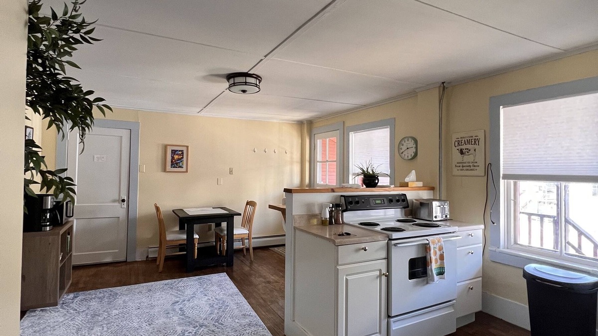 Johnson Apartment | Lovely 2bdrm Apt Close to Stowe, Smugglers Notch & Jay Peak!