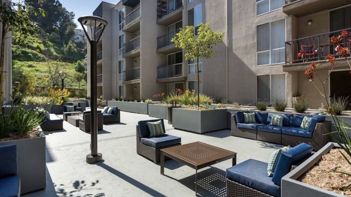 Atwater Village Apartment | Lovely 2bedroom 2bathroom with two jacuzzi’s + pool available!