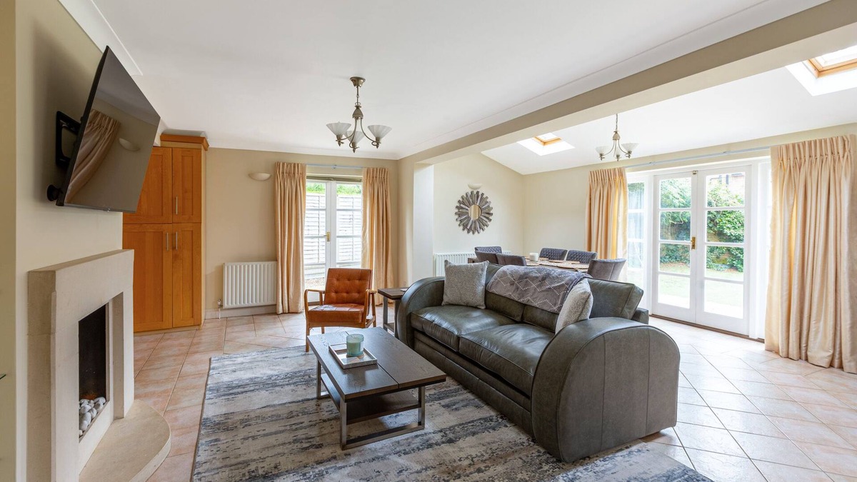 Frognal and Fitzjohns House | Lovely 2BR Home in peaceful Hampstead, NW London