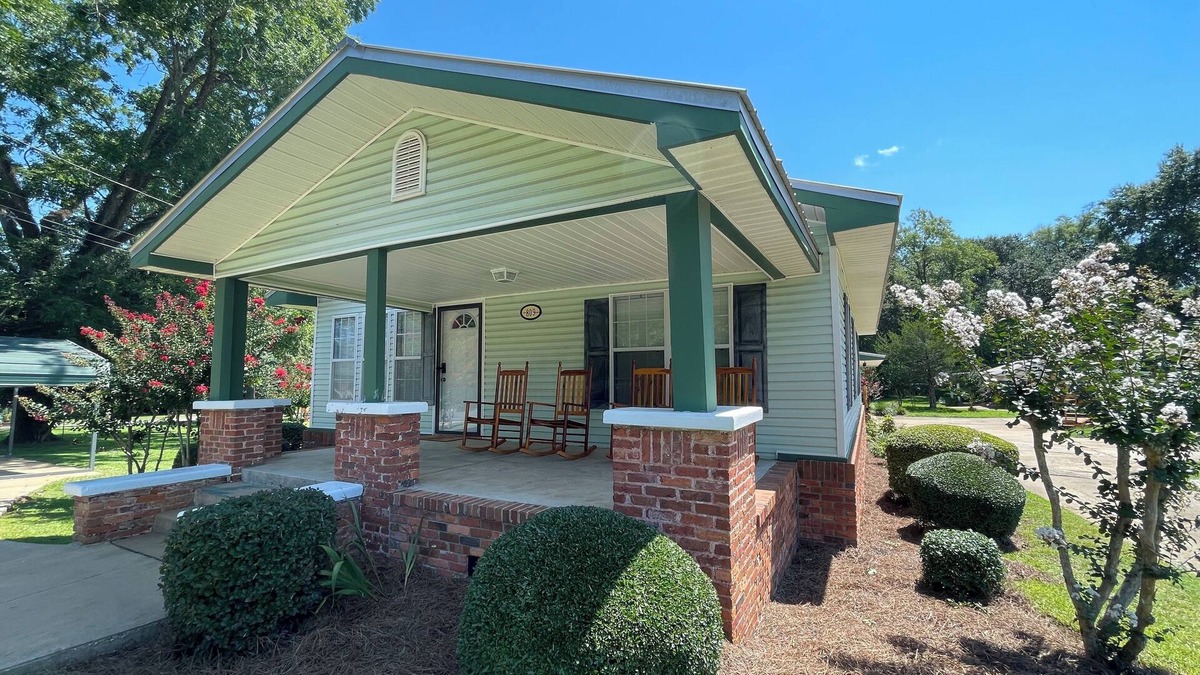 Bainbridge House | Lovely 3-bed 2 bath house with boat parking in charming Bainbridge