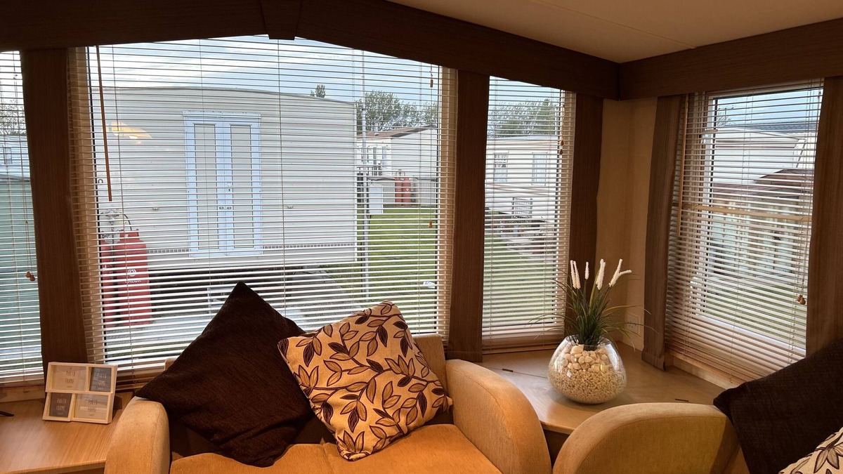 Clacton-on-Sea House | Lovely 3 bed caravan near the beach, ideal for families!
