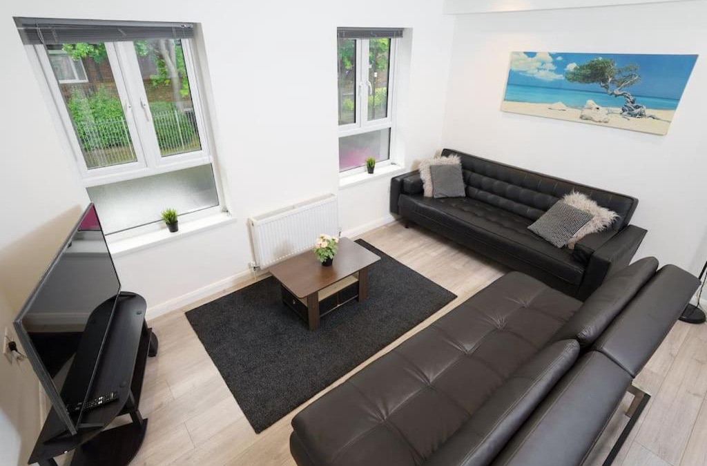 Homerton Apartment | Lovely 3 Bed Flat in a Great Location in London