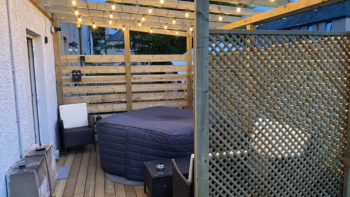 East Pilton Apartment | Lovely 3 bed, garden Jacuzzi, driveway, free Wifi, close Airport and centre