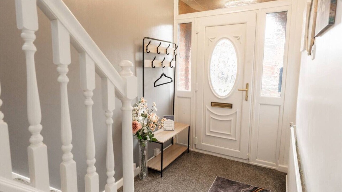 Ellesmere Port House | Lovely 3 Bed Home in Ellesmere Port - With Parking