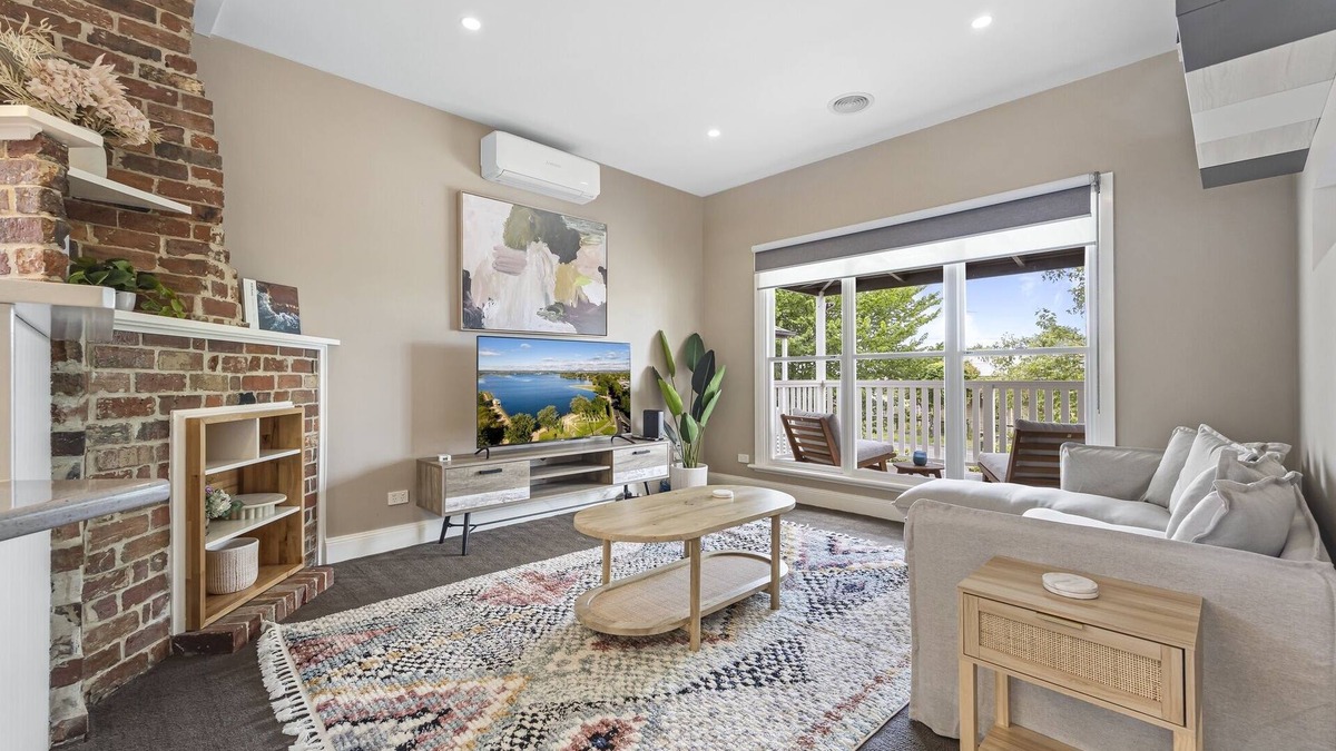 Golden Point House | Lovely 3-Bed with Alfresco Dining in Prime Suburb