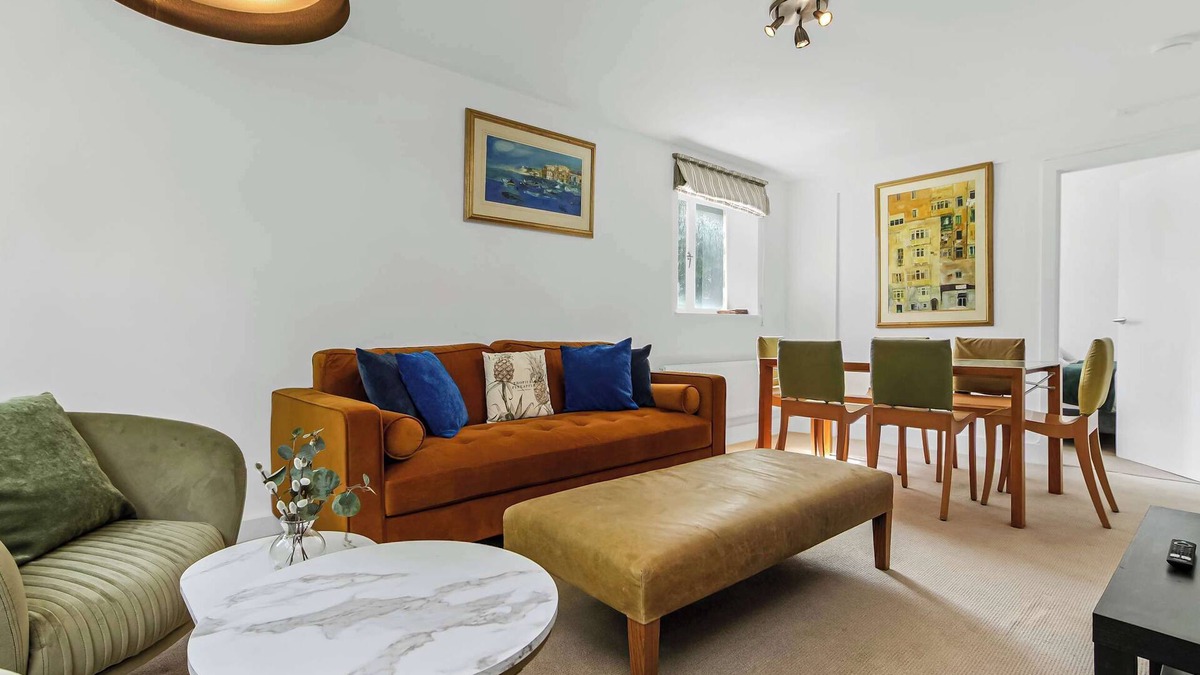 Holland Park Apartment | Lovely 3 Bedroom Apartment in Holland Park!