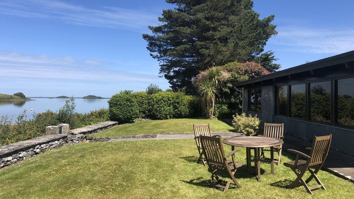 Oughterard House | Lovely 3 Bedroom Bungalow on the shore of Lough Corrib (Oughterard.)