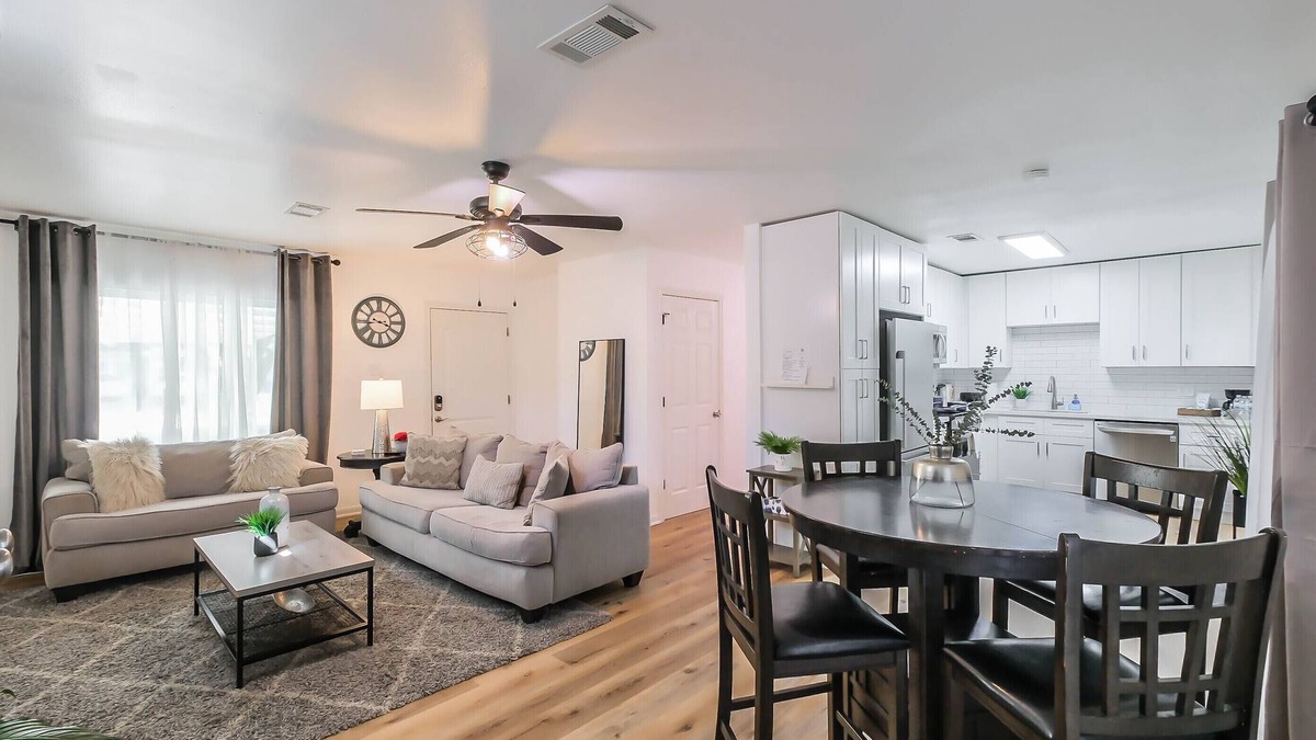 Kempwood House | Lovely 3 bedroom home near Downtown & Heights, Pet Friendly