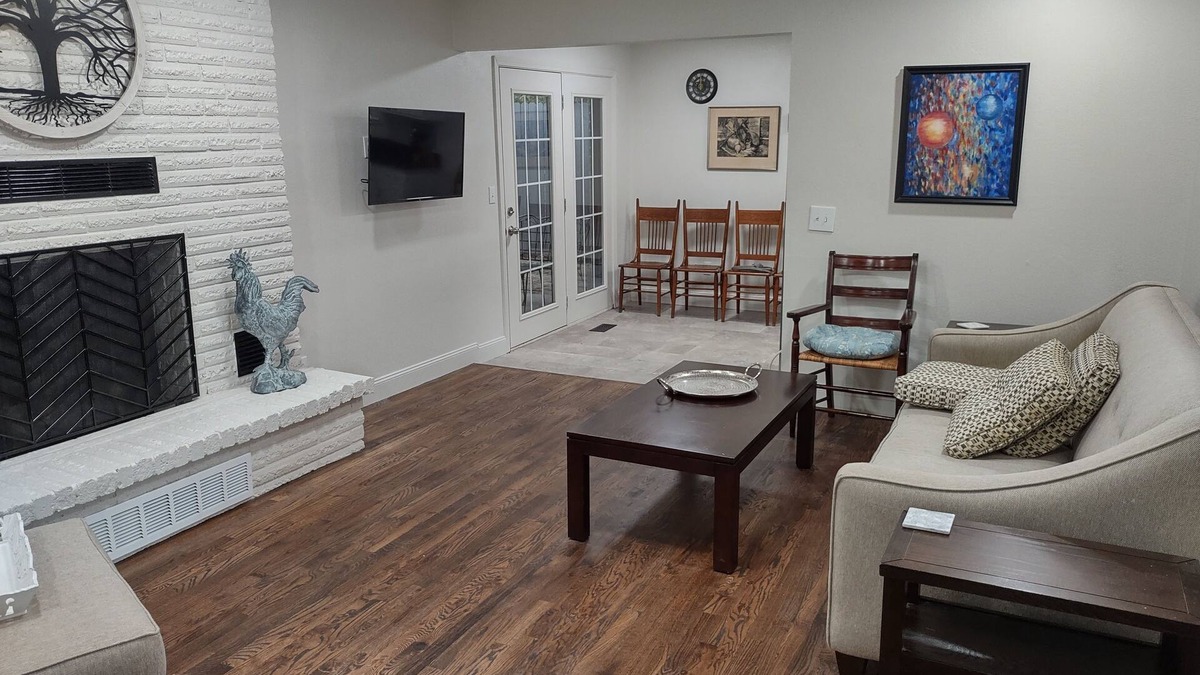 Tulsa House | Lovely 3 bedroom home near HardRock Casino Resort.
