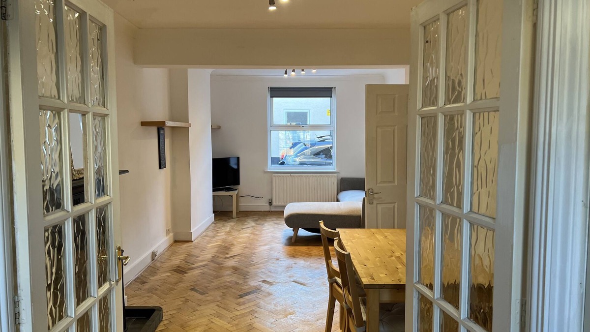 Woodside House | Lovely 3 bedroom home, open living/dining room, 2 bathrooms, garden and garage