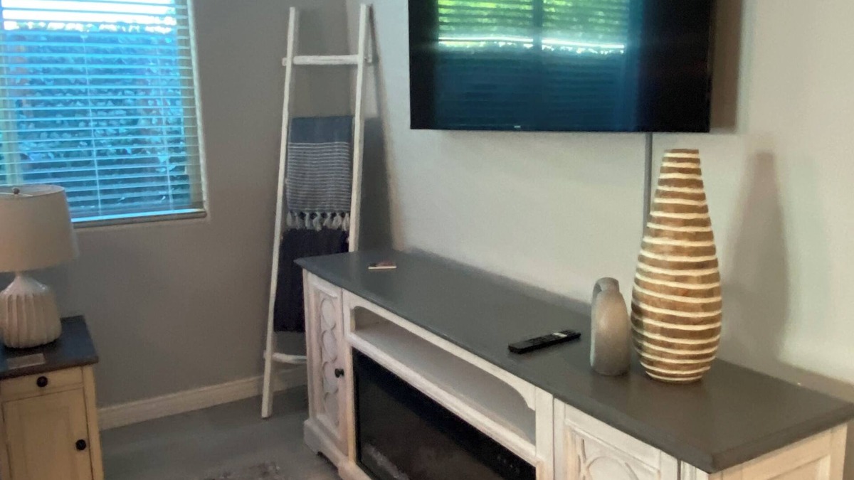 Phoenix House | Lovely 3-bedroom house close to entertainment nPrivate pool hot tub built in bbq