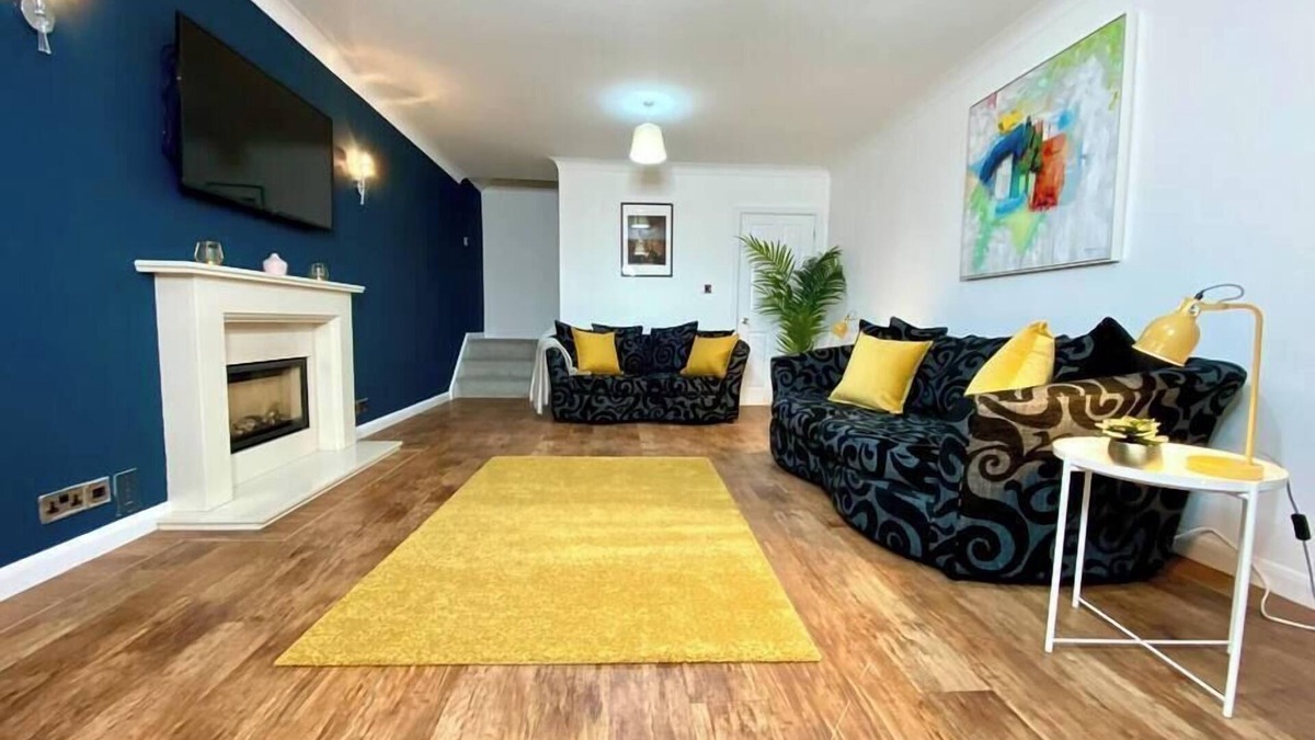 Poole House | Lovely 3 bedroom house - parking, garden & wifi