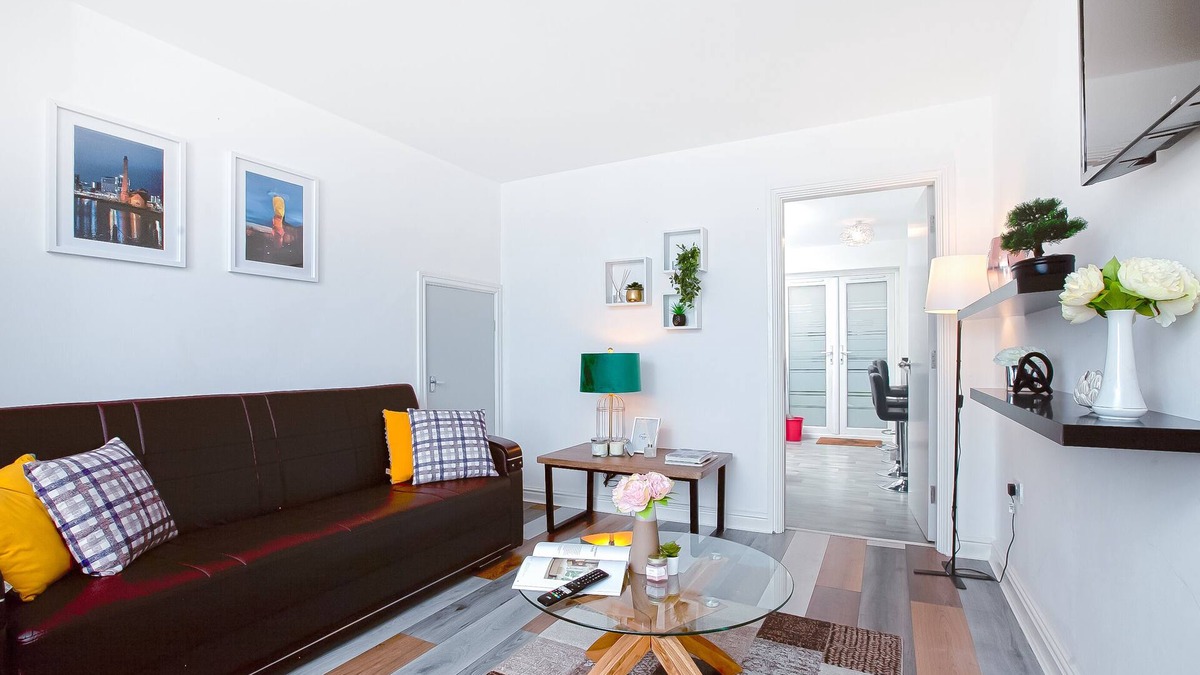 Bootle Apartment | Lovely 3 bedroom serviced apartment with parking