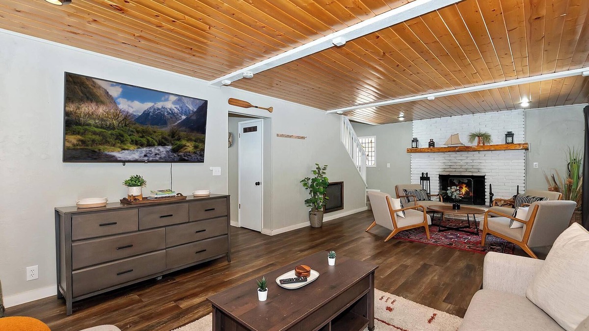 Big Bear Lake Cabin | Lovely 3 Bedroom Cabin! PET FRIENDLY 🐾Peaceful Summit Neighborhood! Back Deck w/Firepit & Outdoor Dining! Less Than 1 Mile to Snow Summit Resort & Short Drive to Lake Access & Big Bear Village!