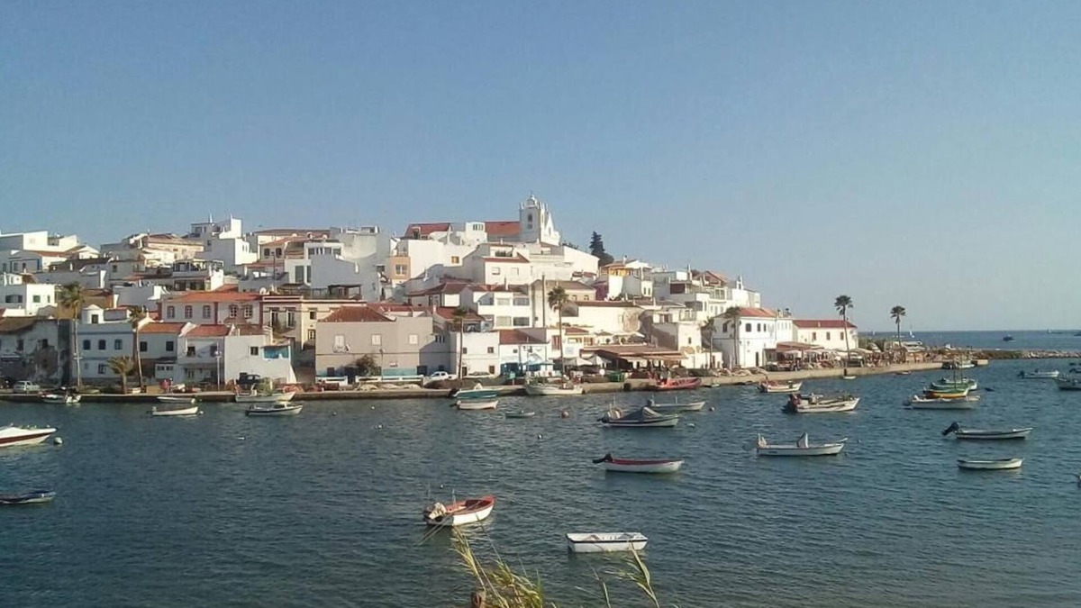Mexilhoeira da Carregacao Apartment | Lovely 4-Bed Apartment in Estombar