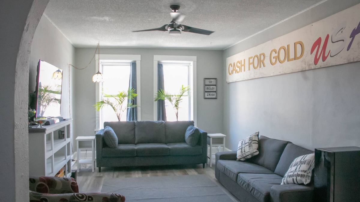 Chisholm Apartment | Lovely 4 bedroom apartment on Lake street!