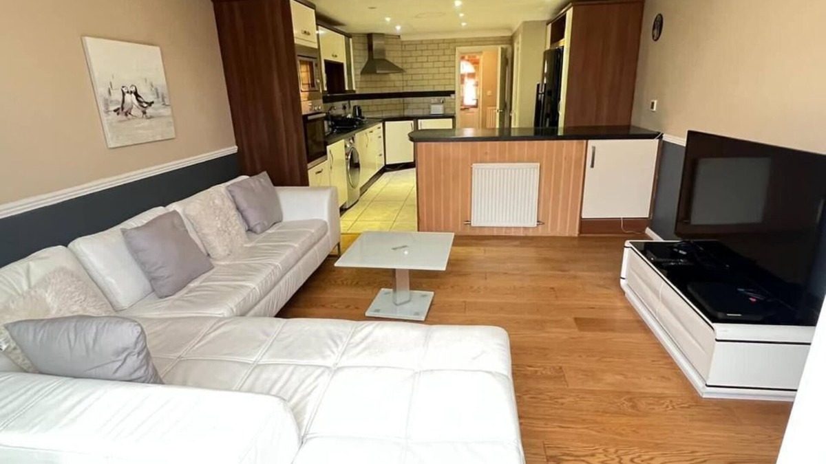 Sittingbourne House | Lovely 4 Bedroom Town House in Sittingbourne, up to 8 sleeps