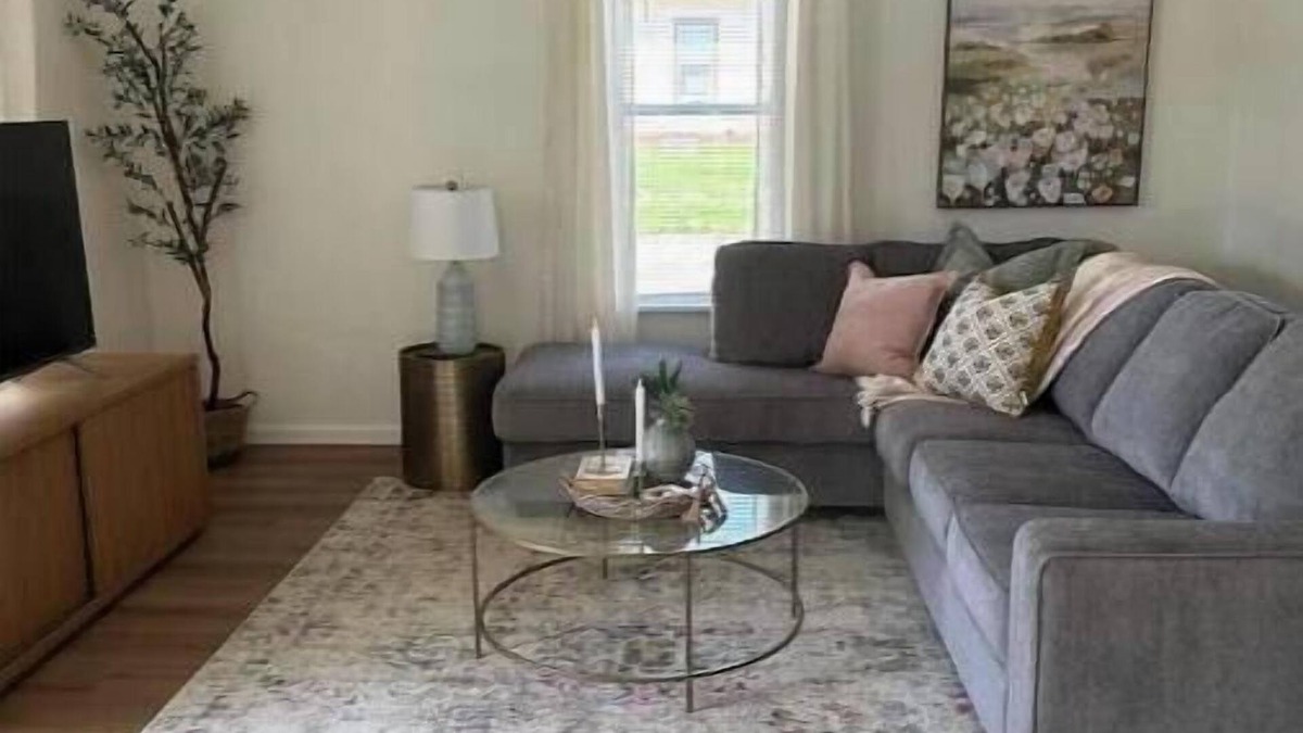 Sioux City House | Lovely 4 bedroom Home with full kitchen, patio and on site parking
