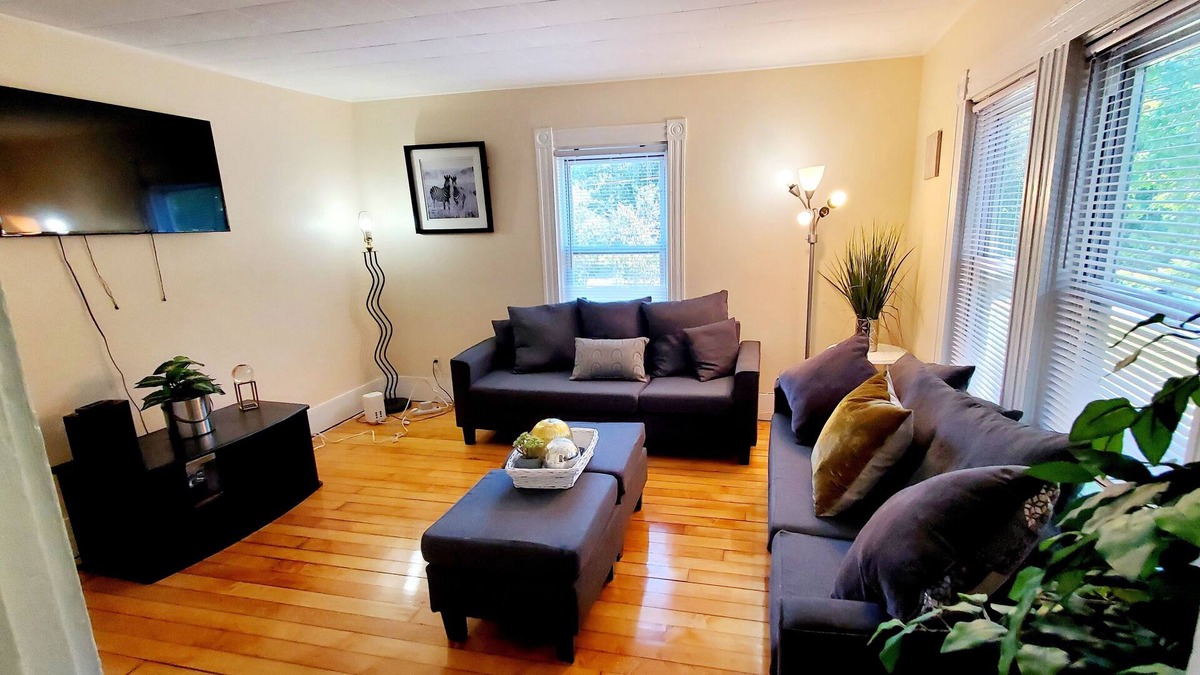 Sharon Apartment | Lovely 4 bedroom home 15 min from Gillette stadium. Close to shops & restaurants