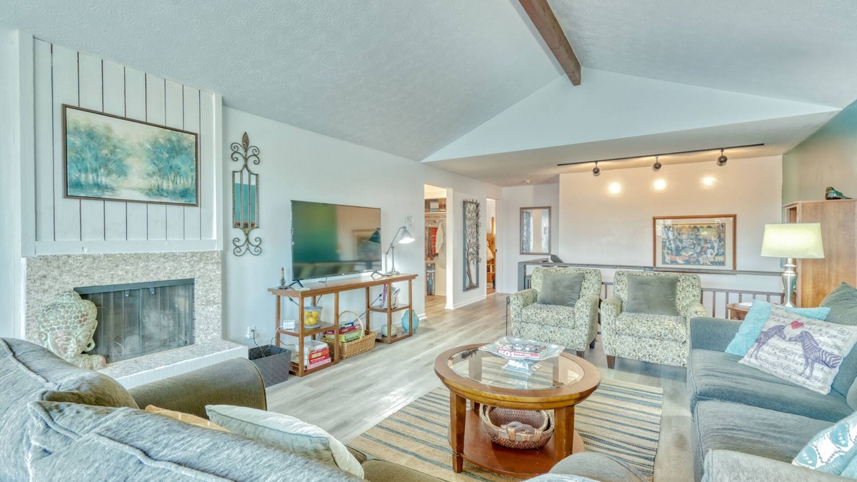 East Irondequoit House | Lovely 4 bedroom house, wooded lot with Bay views. Quiet, conveniently located.