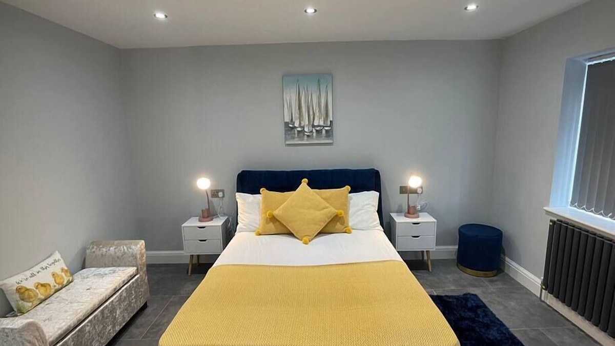 Slough House | Lovely 4 bedroom House-Sleeps 8 - Free Parking