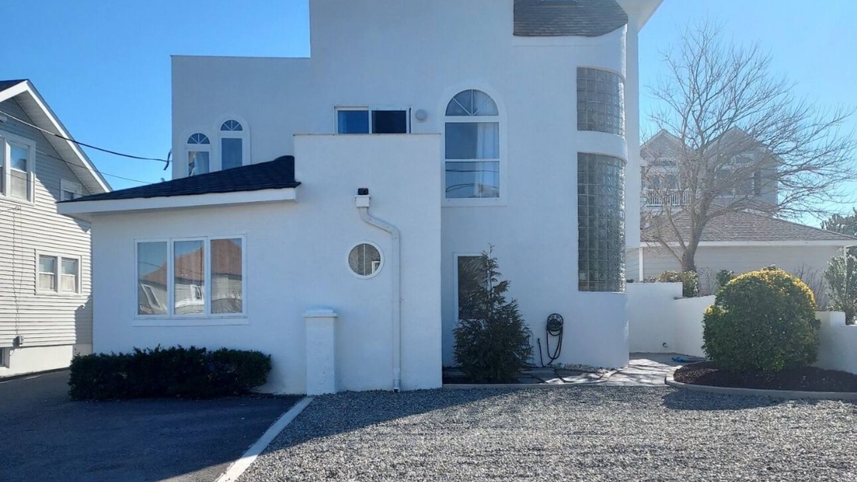 Osbornsville House | LOVELY 5 BR HOME W/ IN-GROUND HEATED POOL-PRIVATE BEACHnFAMILY & PET FRIENDLY!