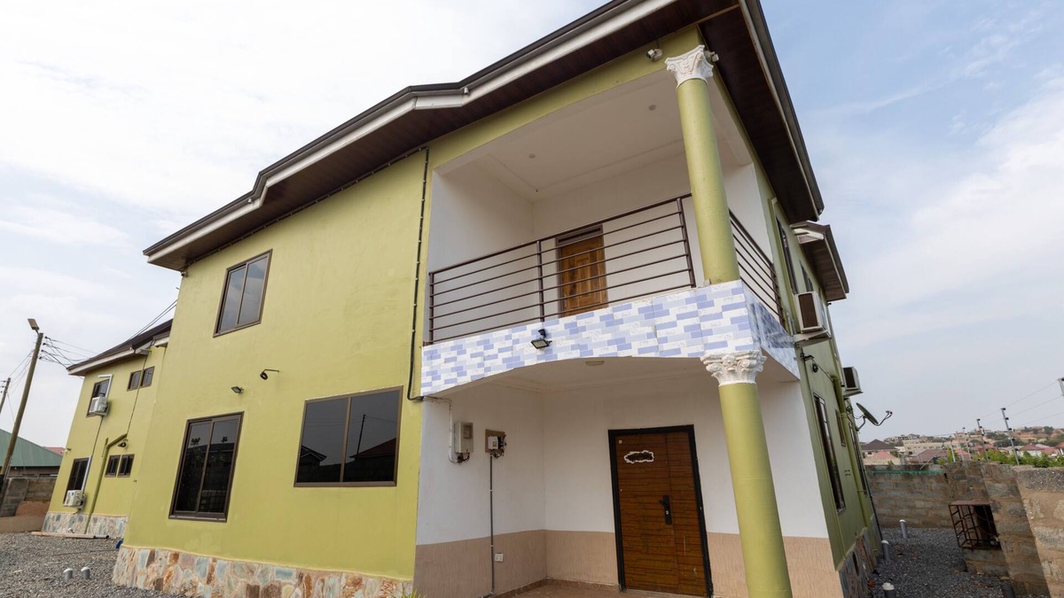 Nopendaw House | Lovely 5-Bed House Getaway Duplex in Accra