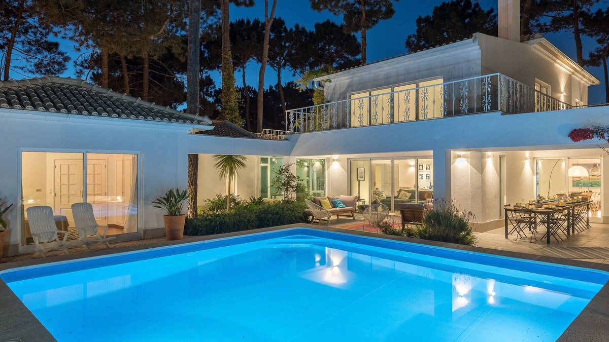 Charneca de Caparica e Sobreda Villa | Lovely 5 bedroom villa in golf resort, next to fantastic beaches