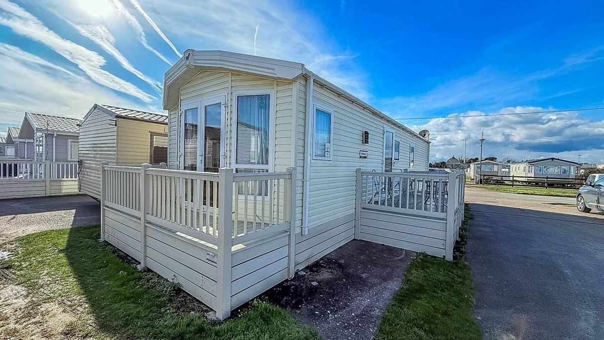 Felixstowe House | Lovely 6 berth caravan at Suffolk Sands Holiday Park ref 45010MV