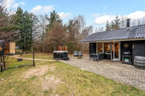 Lodbjerg Hede House | Lovely 6-Person Cottage With Outdoor Sauna - 1007