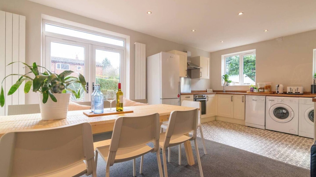 Broadheath House | Lovely 6 rooms Hse Slp 11 Manchester airport city