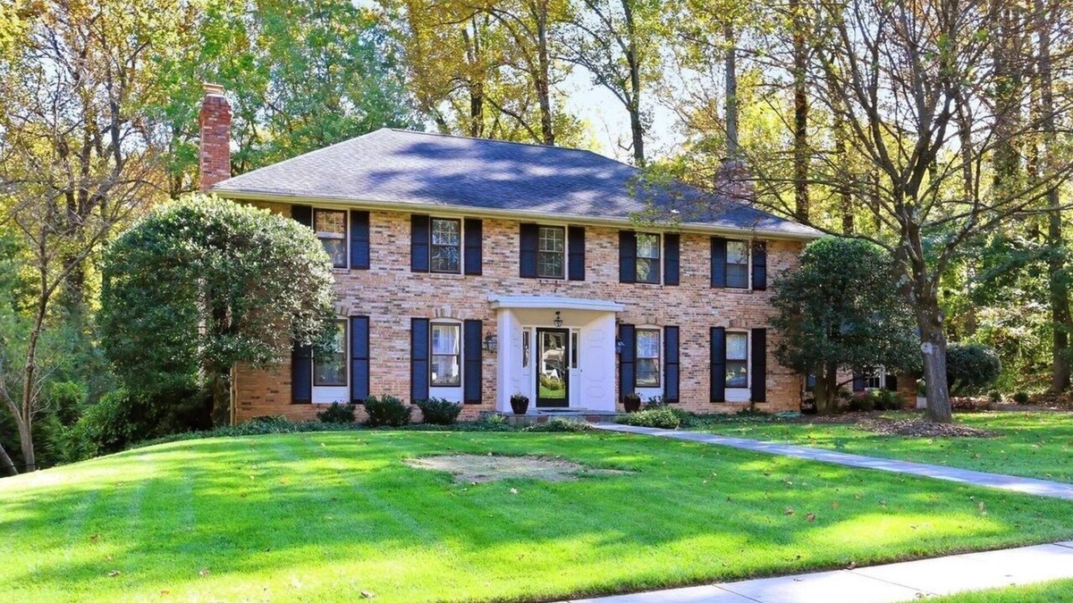 West Falls Church House | Lovely 6B Home w POOL on Wooded Lot 20 Minutes From DC