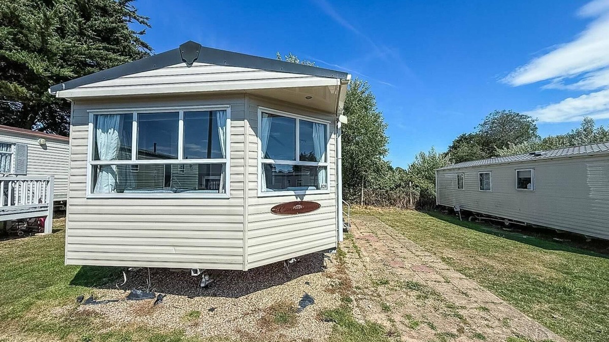 Clacton-on-Sea House | Lovely 8 berth caravan at Valley Farm Holiday Park ref 46829V