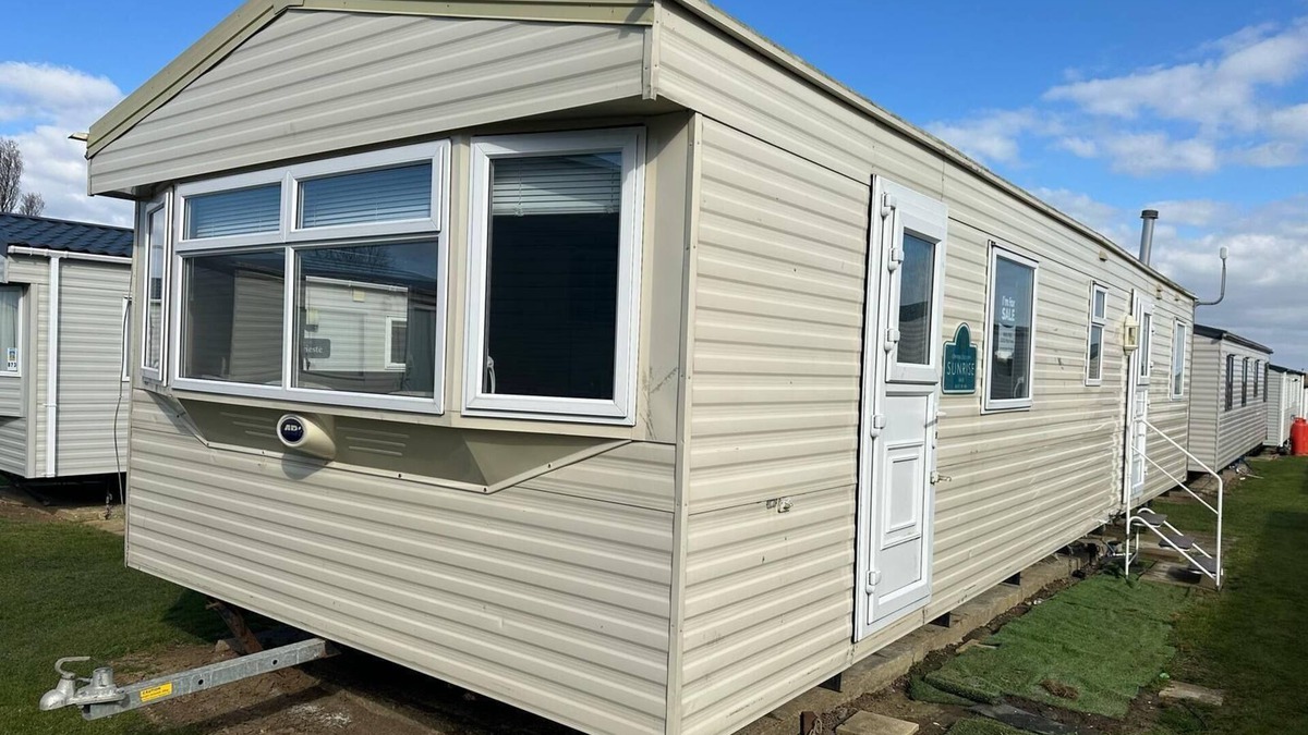 Leysdown-on-Sea House | Lovely 8 berth caravan at Harts Holiday Park in Kent ref 74066B