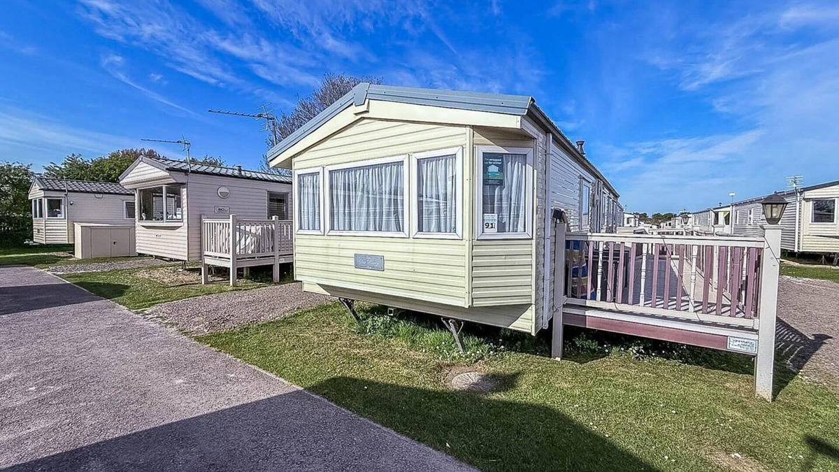 Louth House | Lovely 8 berth caravan with decking at Sunnydale Park, Lincolnshire ref 35091BR