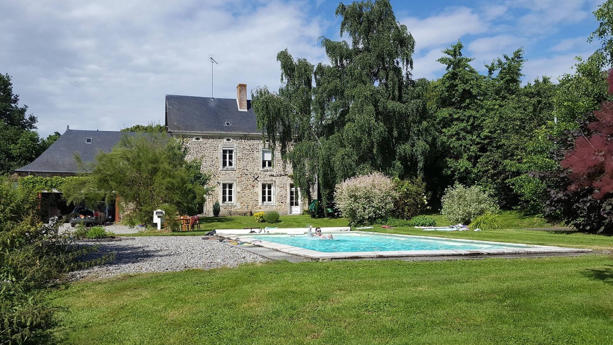 Craon House | Lovely 9 bedroom house sleeping 18 with private pool in a tranquil setting.
