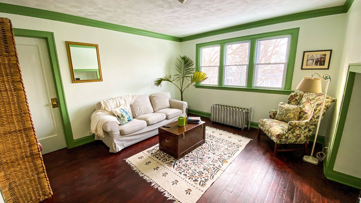 Norwood Park East Apartment | lovely and cozy vintage two bedroom, 🐾friendly apartment