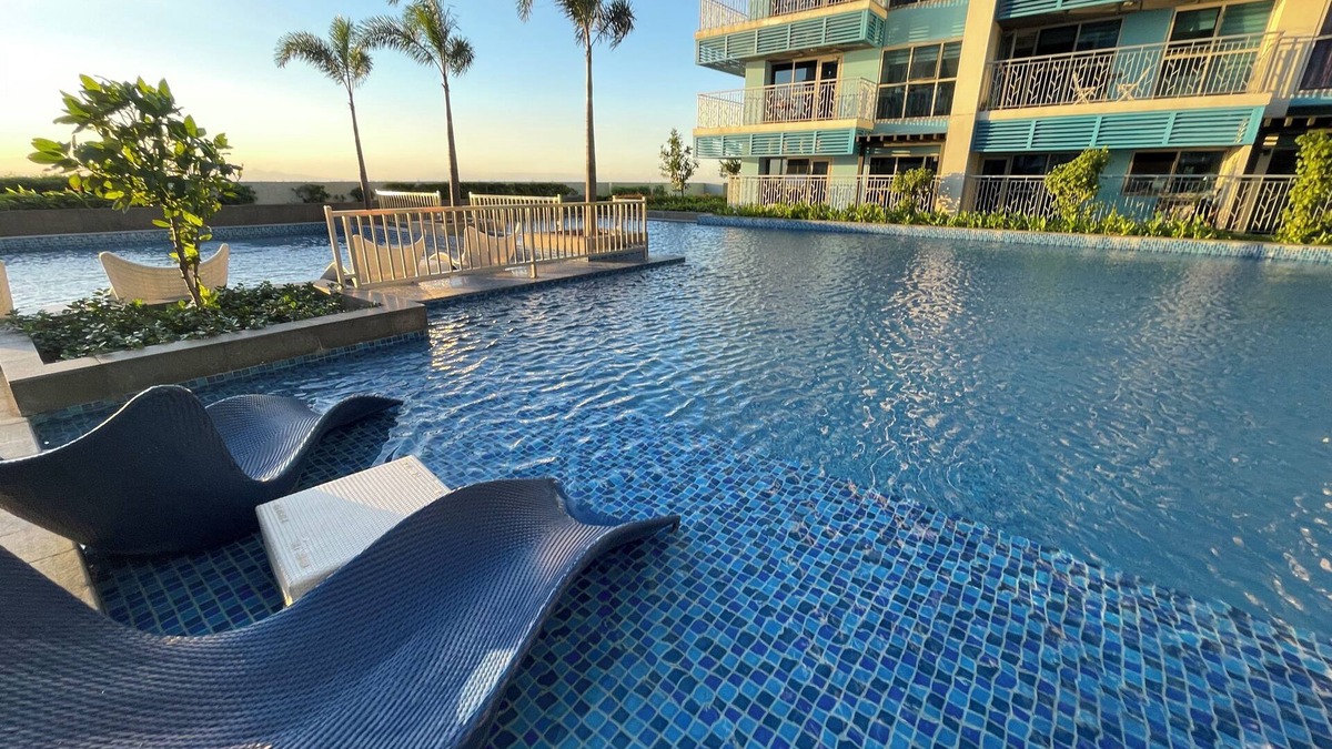 Tambo Apartment | Lovely and Luxurious 3-bedroom with Pool View across Okada Manila near Airport