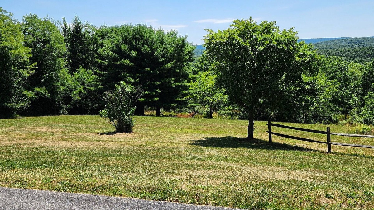 Huntingdon House | Lovely and Relaxing Ridgetop 3-bedroom 2.5 bath house,7 min from Raystown Lake