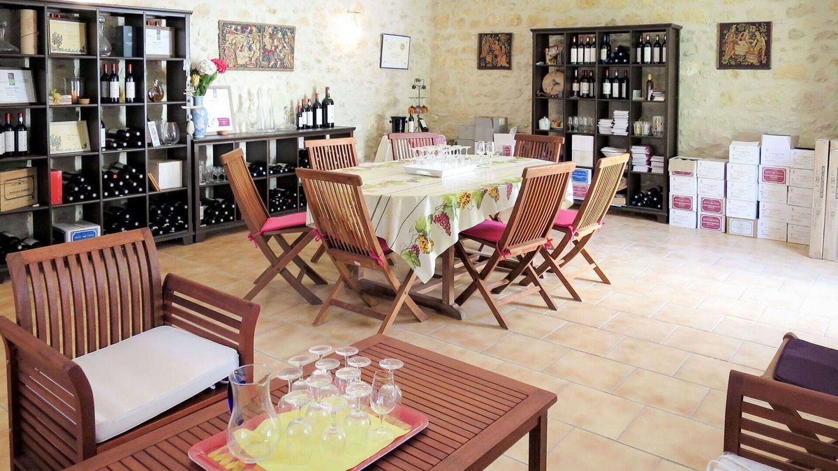 Jau-Dignac-et-Loirac House | Lovely apartment in villa for 5 guests with WIFI, TV and parking