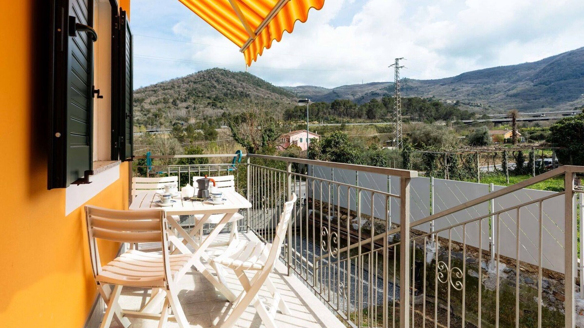 Villanova d'Albenga Apartment | Lovely apartment for 4 people with WIFI, A/C, TV, balcony, panoramic view and parking