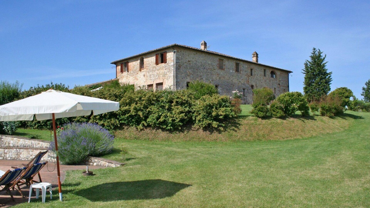 Monteroni d'Arbia Apartment | Lovely apartment for 6 guests with pool, WIFI, patio, panoramic view and parking, close to Siena