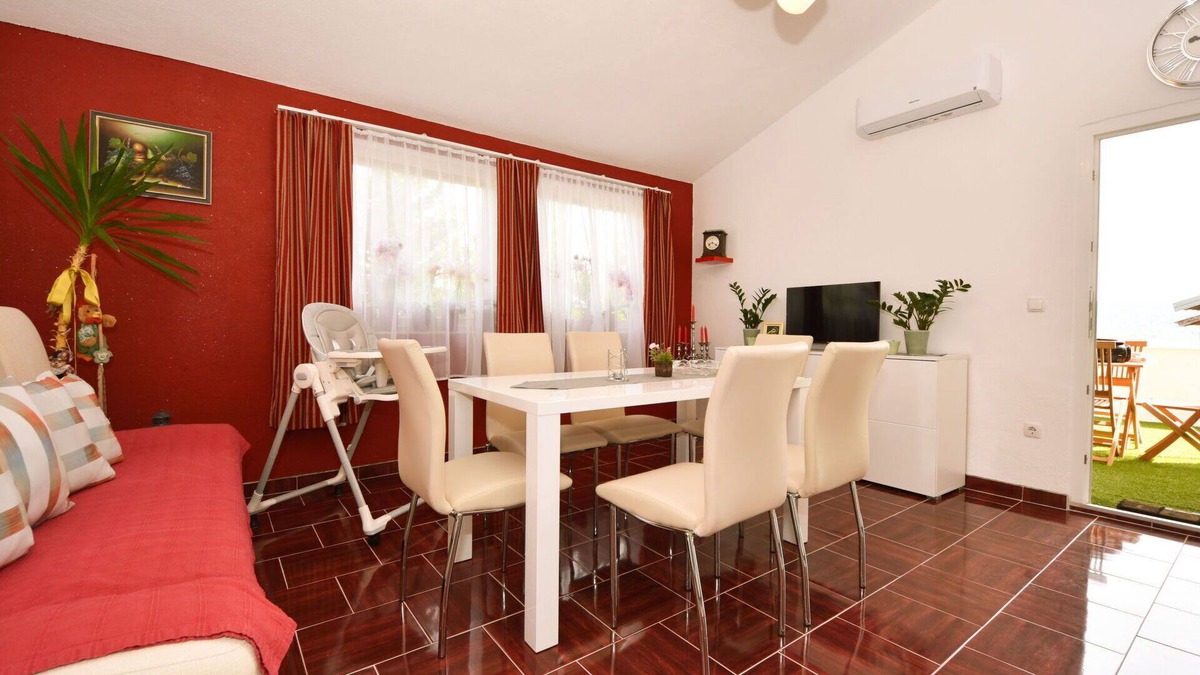 Obrovac Apartment | Lovely apartment for 4 people with A/C, WIFI, TV and terrace