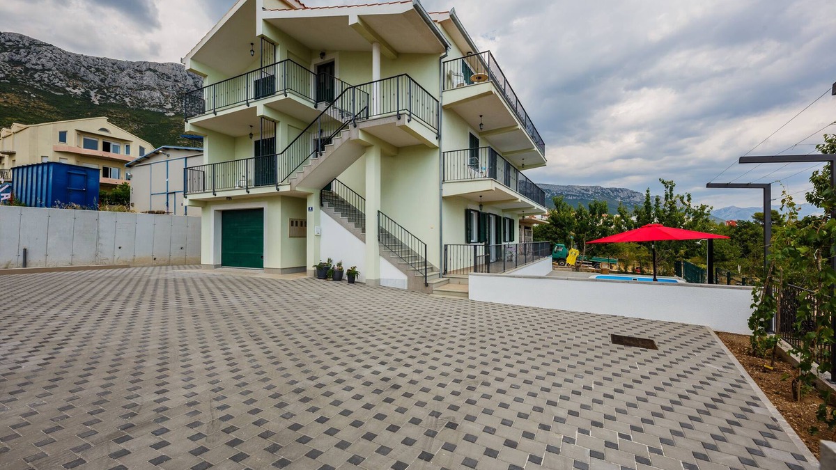 Kastel Gomilica Apartment | Lovely Apartment with Panoramic Sea Views & Swimming Pool