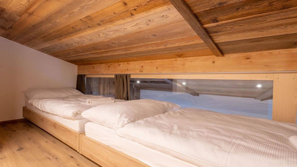 Saas Almagell Apartment | Lovely apartment for 7 guests with WIFI, hot tub, TV and balcony