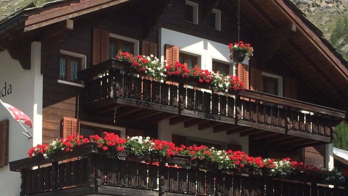 Saas Almagell Apartment | Lovely apartment for 8 guests with WIFI, TV and balcony